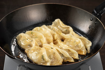 餃子を焼く