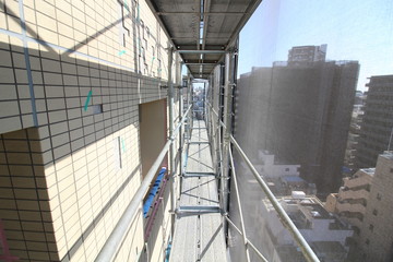 分譲マンションの大規模修繕工事中の足場