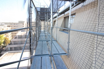 分譲マンションの大規模修繕工事中の足場