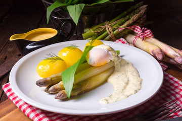 asparagus with poached egg sauce and wild garlic
