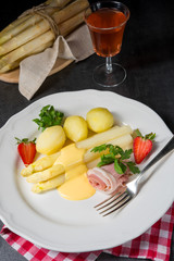 asparagus with light ham and bechamel sauce