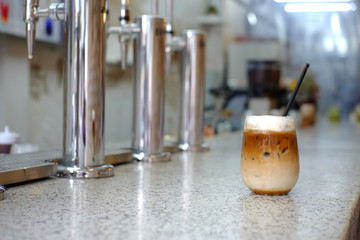 Ice nitro brew coffee with nitro bar ready to served in coffee shop. Selective focus. - obrazy, fototapety, plakaty