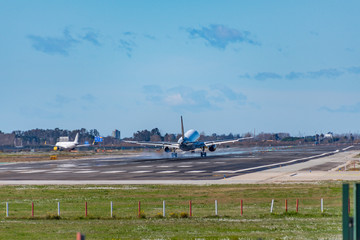 Fototapeta premium Aviones. Aterrizaje y despegue
