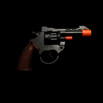 revolver en plastique pour enfant sur fond noir