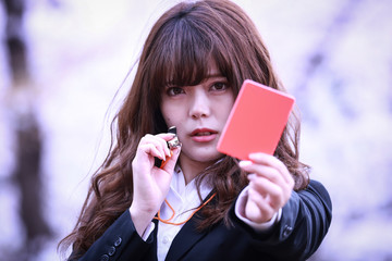 レッドカードを出す女性社員