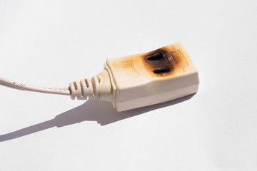 火災の原因になる危険なコンセント © kimkimchin