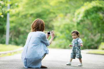 子供の写真を撮る母親