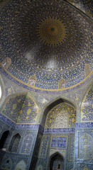 kolorowy ornament na ścianach wewnątrz zabytkowego meczetu w itanie