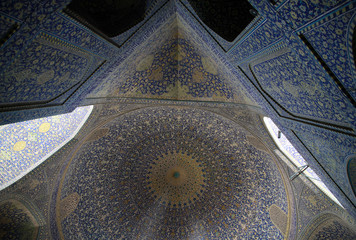 Fototapeta na wymiar kolorowy ornament na ścianach wewnątrz zabytkowego meczetu w itanie