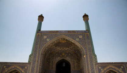 fasada niebieskiego zabytkowego meczetu w iranie na tle niebieskiego nieba