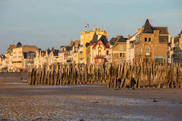  Beach in the evening sun and buildings along the seafront promenade in Saint Malo. Brittany, France
