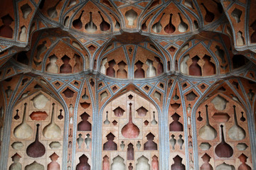 bogato zdobione trójwymiarowe powycinane sklepienie w pałacu Ali Qapu isfahanie