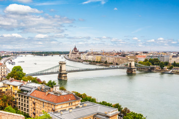 Fototapeta na wymiar Budapeszt - panorama miasta z rzeką Dunaj. Krajobraz turystycznej części Budapesztu. Krajobraz miejski z rzeką Dunaj.