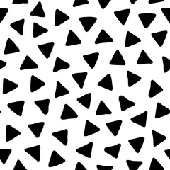 Behang Hand getekende zwart-wit vector doodle naadloze patroon met verspreide driehoeken, abstracte geometrische achtergrond in minimalistische stijl © dollitude
