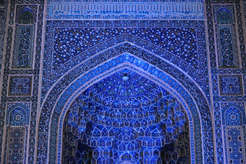 intensywnie niebieska zdobiona sciana wewnątrz zabytkowego irańskiego meczetu - obrazy, fototapety, plakaty