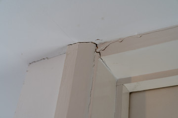 indoor cracks between the wall and the ceiling © dan