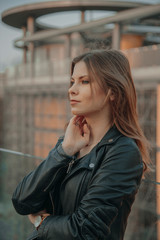 Fototapeta premium Szczęśliwa dziewczyna z uśmiechem Hollywood, spacery w wielkim mieście o zachodzie słońca