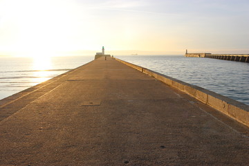 Petite jet&eacute;e des Sables-d'Olonne au lever du soleil