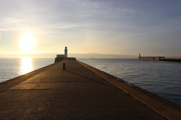 Lever de soleil sur la Petite jet&eacute;e des Sables-d'Olonne