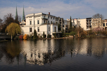 Fototapeta na wymiar Frühling in Lübeck; Krähenteich an der Mühlenbrücke