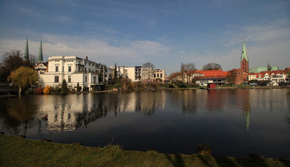 Naklejka premium Romantisches Lübeck; Krähenteich mit St. Aegidienkirche