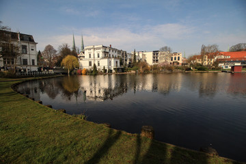 Frühling in Lübeck; Krähenteich an der Mühlenbrücke
