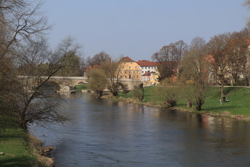 Blick im Frühling über die Donau in Regensburg