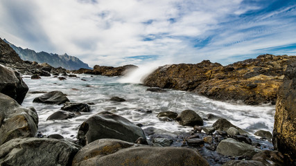 Obraz premium Waves on the rocky coast