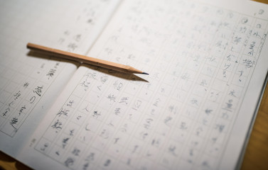 小学生のノートと鉛筆