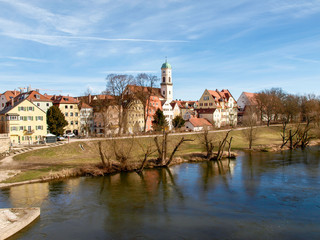 Obraz premium Historic houses, palaces, and churches on the bank of the Danube.