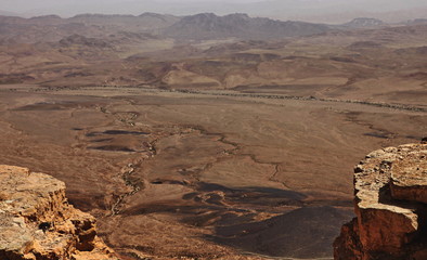 Fototapeta premium Machtesh Ramon - erosion crater in the Negev desert, the most picturesque natural landmark of Israel..&nbsp; Unearthly landscapes, geological phenomena, absolute silence.