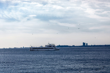 Obraz premium Ship sailing at a cloudy day in Istanbul
