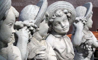 Fototapeta na wymiar Figuras de niños modeladas en piedra