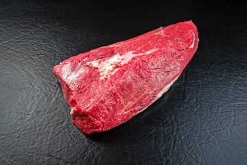 Rohes Wagyu Rinder Schulter als closeup auf schwarzen Hintergrund mit Textfreiraum