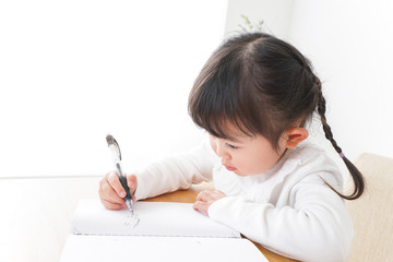 ひとりで勉強をする子ども