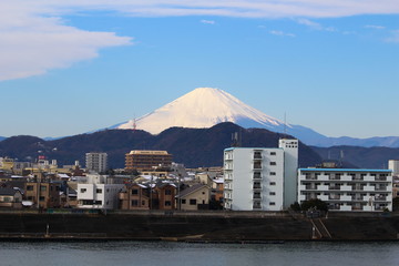 街の向こうに富士山