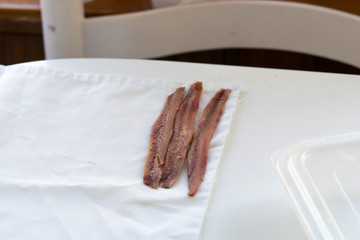 elaboración de preparación artesanal de la anchoa del cantabriaco, Santoña