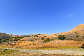 冬の青空の平尾台