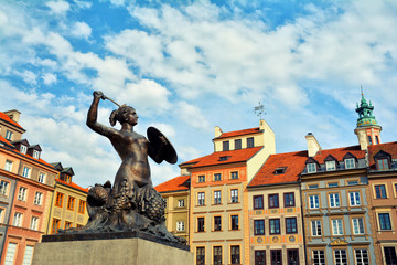 Fototapeta na wymiar Scenic cityscape with the Old Town Market Square (Rynek Starego Miasta) and the Warsaw Mermaid , symbol of the city.