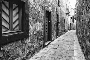 Obraz premium Empty narrow street at Malta