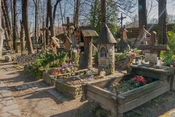 Groby z drewniany krzyżami na cmentarzu na Pęksowym Brzysku w Zakopanem - obrazy, fototapety, plakaty