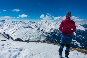 Frau genießt Bergpanorama in den Tuxer Alpen