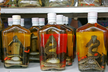 Flaschen mit Snake Whisky