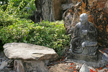 Buddha Figur im Garten des Wat Pho in Bangkok