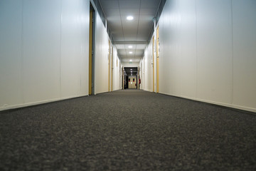 Couloir en perspective avec accès sur bureau