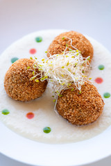 Albóndigas de carne sobre puré de papas