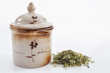 origano secco in vaso di coccio