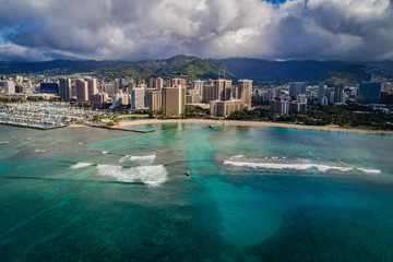 Fototapeta premium oceanfront beach in hawaii with blue water