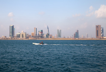 Naklejka premium A boat speeding with a drop of Bahrain skyline