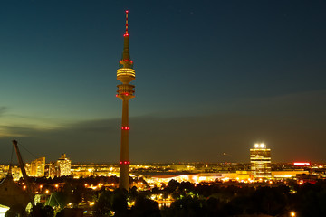 Obraz premium Olympiaturm München bei Nacht